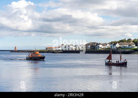 North Shields, North Tyneside, Großbritannien. September 2023. Launch Event of the Herring Girl - eine neue Skulptur von Ray Lonsdale am Fish Quay der Stadt, mit einer Parade, Live-Musik von örtlichen Schulen und Mitgliedern der Gruppe Lindisfarne, Reden, einer Segeltour vorbei an Schiffen und der Enthüllung der Skulptur. Das Projekt wurde vom North Shields Fishers's Heritage Project geleitet, das vom North Tyneside Council unterstützt wurde. - Schiff segelt am Fish Quay vorbei während der Parade. Quelle: Hazel Plater/Alamy Live News Stockfoto