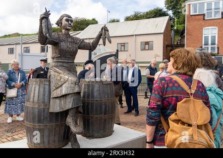 North Shields, North Tyneside, Großbritannien. September 2023. Launch Event of the Herring Girl - eine neue Skulptur von Ray Lonsdale am Fish Quay der Stadt, mit einer Parade, Live-Musik von örtlichen Schulen und Mitgliedern der Gruppe Lindisfarne, Reden, einer Segeltour vorbei an Schiffen und der Enthüllung der Skulptur. Das Projekt wurde vom North Shields Fishers's Heritage Project geleitet, das vom North Tyneside Council unterstützt wurde. -- die Teilnehmer sehen die neue Skulptur am Fish Quay. Quelle: Hazel Plater/Alamy Live News Stockfoto