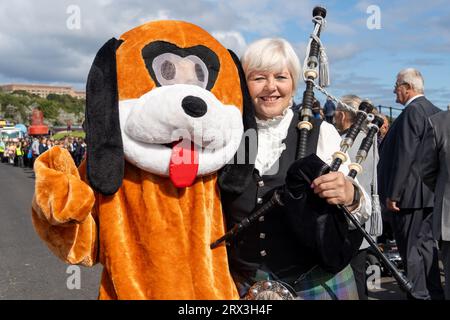 North Shields, North Tyneside, Großbritannien. September 2023. Launch Event of the Herring Girl - eine neue Skulptur von Ray Lonsdale am Fish Quay der Stadt, mit einer Parade, Live-Musik von örtlichen Schulen und Mitgliedern der Gruppe Lindisfarne, Reden, einer Segeltour vorbei an Schiffen und der Enthüllung der Skulptur. Das Projekt wurde vom North Shields Fishers's Heritage Project geleitet, das vom North Tyneside Council unterstützt wurde. - Piper Sue Thorell und Freund zu Beginn der Parade. Quelle: Hazel Plater/Alamy Live News Stockfoto