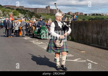 North Shields, North Tyneside, Großbritannien. September 2023. Launch Event of the Herring Girl - eine neue Skulptur von Ray Lonsdale am Fish Quay der Stadt, mit einer Parade, Live-Musik von örtlichen Schulen und Mitgliedern der Gruppe Lindisfarne, Reden, einer Segeltour vorbei an Schiffen und der Enthüllung der Skulptur. Das „North Shields Fishers's Heritage Project“ leitete das Projekt. Die vom North Tyneside Council unterstützt wurde. - Piper Sue Thorell beginnt die Parade. Quelle: Hazel Plater/Alamy Live News Stockfoto