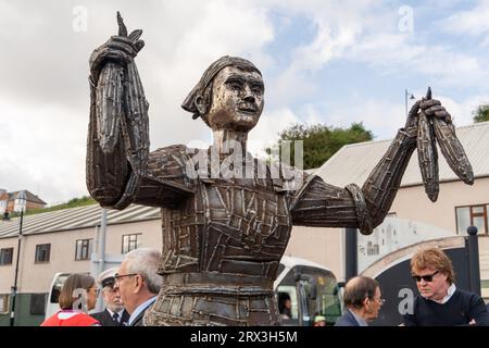 North Shields, North Tyneside, Großbritannien. September 2023. Launch Event of the Herring Girl - eine neue Skulptur von Ray Lonsdale am Fish Quay der Stadt, mit einer Parade, Live-Musik von örtlichen Schulen und Mitgliedern der Gruppe Lindisfarne, Reden, einer Segeltour vorbei an Schiffen und der Enthüllung der Skulptur. Das Projekt wurde vom North Shields Fishers's Heritage Project geleitet, das vom North Tyneside Council unterstützt wurde. - Die Heringsmädchen-Skulptur, neu enthüllt. Quelle: Hazel Plater/Alamy Live News Stockfoto