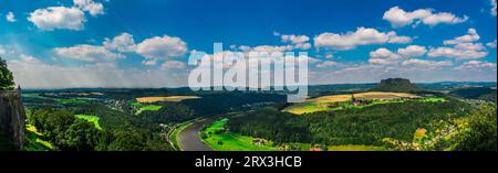 Panorama des Nationalparks Sächsische Schweiz in Deutschland, wunderschöner Naturbezirk an der Grenze zu Tschechien. Stockfoto