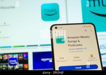 Vigo, Spanien. 09 22 2023: Smartphone mit dem Installer der Amazon Music App auf dem Bildschirm Stockfoto