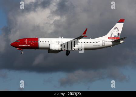 Eine Boeing 737 Max 8 von Norwegian mit Kim Friele - Norwegian Gay Rights Pioneer Tail Art nähert sich dem Flughafen London Gatwick Stockfoto