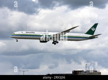 Eine Boeing 787-10 Dreamliner von Saudi Arabian Airlines in einer retrospektiven Saudia-Lackierung, die sich dem Flughafen London Gatwick nähert Stockfoto