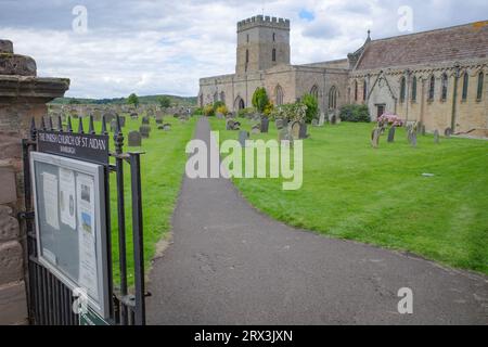 Bamburgh, England - 13. Juli 2023: The Church of St Aidan in Bamburgh, Northumberland Stockfoto