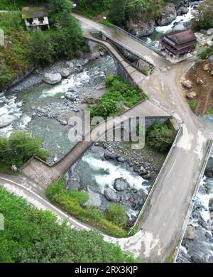 Die Doppelbrücke befindet sich in der Stadt Artvin in der Türkei und wurde im 18. Jahrhundert erbaut. Die Brücken bestehen aus einem einzigen Auge und sind ca. Stockfoto