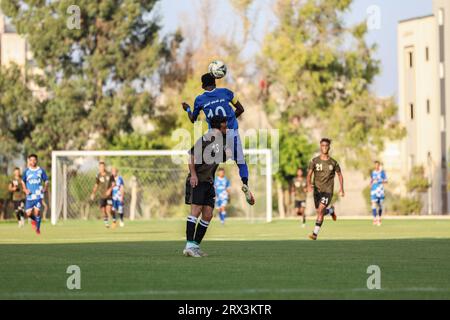 Gaza, Gaza, Palästina. September 2023. Stürmer des Beach Services-Teams steigt auf, um den Ball zu bekommen (Foto: © Saher Alghorra/ZUMA Press Wire) NUR REDAKTIONELLE NUTZUNG! Nicht für kommerzielle ZWECKE! Stockfoto