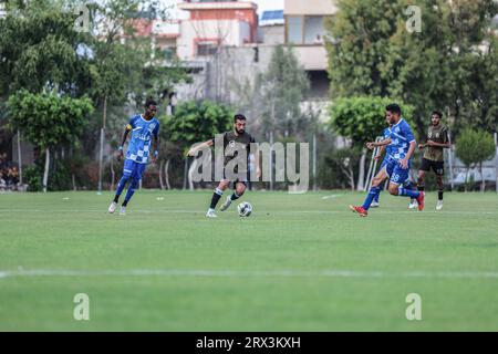 Gaza, Gaza, Palästina. September 2023. Der Spieler des Freundschaftsteams versucht, den Ball zu bestehen (Bild: © Saher Alghorra/ZUMA Press Wire) NUR REDAKTIONELLE VERWENDUNG! Nicht für kommerzielle ZWECKE! Stockfoto