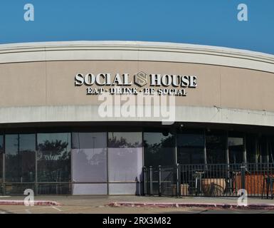 Houston, Texas USA 07-30-2023: Außenansicht des Social House in Houston, TX. Restaurant und Bar vor der Tür. Stockfoto