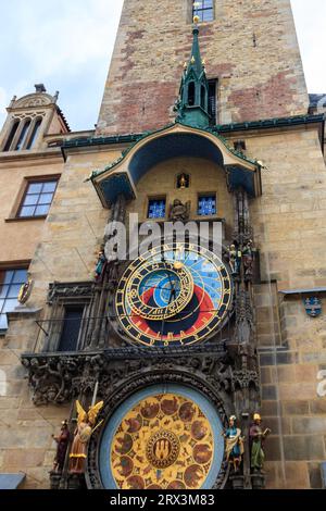 Prager astronomische Uhr oder Prager Orloj ist eine mittelalterliche astronomische Uhr, die am Alten Rathaus in Prag, Tschechien, angebracht ist Stockfoto