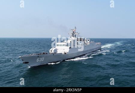 (230922) -- ZHANJIANG, 22. September 2023 (Xinhua) -- dieses Luftbild zeigt das Marineschiff Aba der chinesischen Volksbefreiungsarmee (PLA), das auf dem Meer segelt. MIT „PLA Navy Rescues Wounded Philippine Fisherman“ (Foto: Zhang bin/Xinhua) Stockfoto