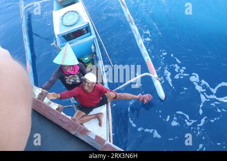 (230922) -- ZHANJIANG, 22. September 2023 (Xinhua) -- zwei philippinische Fischer suchen Hilfe von Soldaten des Marineschiffs Aba der chinesischen Volksbefreiungsarmee (PLA). MIT „PLA Navy Rescues Wounded Philippine Fisherman“ (Foto: Pan Yueqiang/Xinhua) Stockfoto