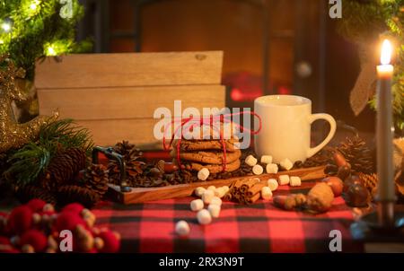 Weihnachtliche Tischszene mit Cookies und Platz für Text. Stockfoto