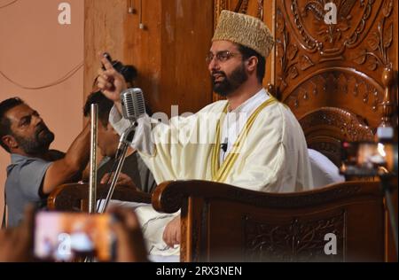 Srinagar, Indien. September 2023. Der führende Separatistenführer Mirwaiz Umar Farooq, der nach vier Jahren Hausarrest freigelassen wurde, hält am 22. September 2023 die freitagspredigt bei Jamia Masjid in der Innenstadt von Srinagar. (Foto: Mubashir Hassan/Pacific Press) Credit: Pacific Press Media Production Corp./Alamy Live News Stockfoto