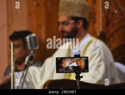 Srinagar, Indien. September 2023. Der führende Separatistenführer Mirwaiz Umar Farooq, der nach vier Jahren Hausarrest freigelassen wurde, hält am 22. September 2023 die freitagspredigt bei Jamia Masjid in der Innenstadt von Srinagar. (Foto: Mubashir Hassan/Pacific Press) Credit: Pacific Press Media Production Corp./Alamy Live News Stockfoto