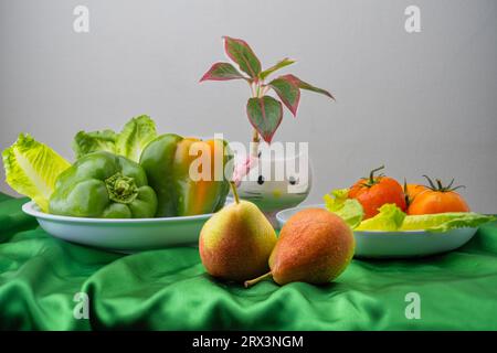 Breite Collage aus frischem Obst und Gemüse für Layout isoliert auf weißem Hintergrund. Stockfoto