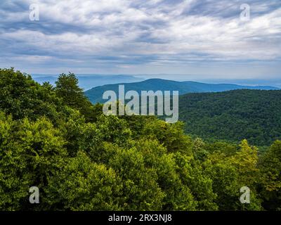 Malerischer Blick auf das Shenandoah Valley vom Shenandoah National Park, Virginia, USA, mit weit entfernten, verblassenden Bergen. Stockfoto