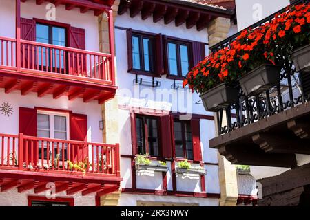 Traditionelle baskische Häuser in Hondarribia, einer kleinen Stadt nahe der französischen Grenze Stockfoto