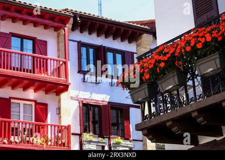 Traditionelle baskische Häuser in Hondarribia, einer kleinen Stadt nahe der französischen Grenze Stockfoto