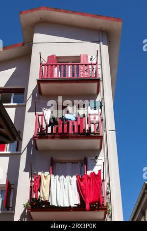 Traditionelle baskische Häuser in Hondarribia, einer kleinen Stadt nahe der französischen Grenze Stockfoto