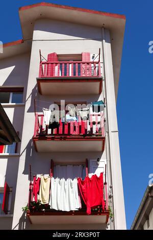 Traditionelle baskische Häuser in Hondarribia, einer kleinen Stadt nahe der französischen Grenze Stockfoto