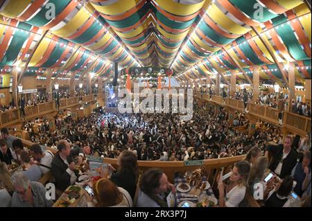 München, Deutschland. September 2023. Gäste feiern im Schützenzelt. Die 188. Wiesn findet in diesem Jahr vom 16.09. Bis 03.10.2023 statt. Quelle: Felix Hörhager/dpa/Alamy Live News Stockfoto