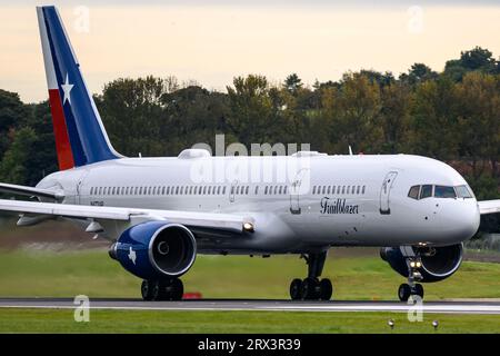 Ein seltener und ungewöhnlicher Flugzeugbesuch am Flughafen Edinburgh oder einem anderen Flughafen außerhalb der USA, „Testbed“ N473AP L3Harris Technologies Boeing 757-26D(WL), Schottland. Stockfoto