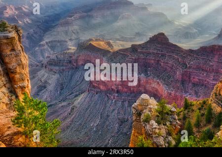 Sonnenaufgang am South Rim des Grand Canyon Nationalpark in Arizona. Grand Canyon ist ein geologisches Wunder. Stockfoto