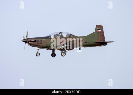 Slowenische Luftwaffe Pilatus PC-9M Hudournik (REG: L9-62), die Start- und Landebahn 31 zur Teilnahme an MIA 2023 antritt. Stockfoto