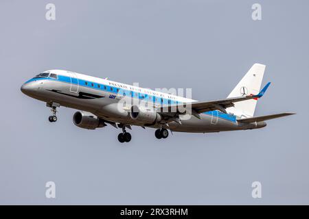 LOT - Polish Airlines (Polskie Linie Lotnicze) Embraer 175al (ERJ-170-200al) (REG: SP-LIM) auf der Finalbahn 31 im LOT-RETRO-Schema. Stockfoto