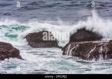 Weiße, rauschende Wellen und hohe Wellen vor der felsigen Küste des Point Arena Lighthouse an der pazifikküste Nordkaliforniens. Stockfoto