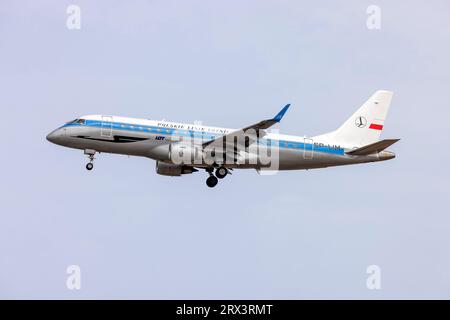 LOT - Polish Airlines (Polskie Linie Lotnicze) Embraer 175al (ERJ-170-200al) (REG: SP-LIM) auf der Finalbahn 31 im LOT-RETRO-Schema. Stockfoto