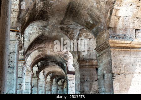 Ruinen des Gatterbogens der Passage am Eingang des römischen Kolosseums in Rom, Italien Stockfoto