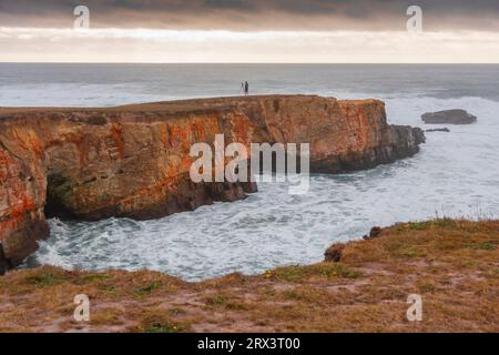 Fotograf auf Klippe in Point Arena an der felsigen Pazifikküste Nordkaliforniens. Sturm aus Westen schafft hohe Brandung und weiß- Stockfoto