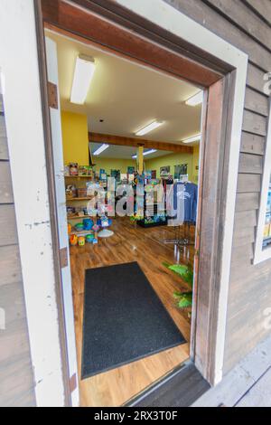 Ein Weitwinkelblick auf Point Arena Cove Pier Shopping Shops in Point Arena an der Nordküste Kaliforniens. Stockfoto