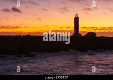 Point Arena Lighthouse bei Sonnenuntergang, mit Sturm aus dem pazifischen Ozean mit hoher Brandung und rauschenden Wellen. Der Leuchtturm befindet sich am Point Stockfoto