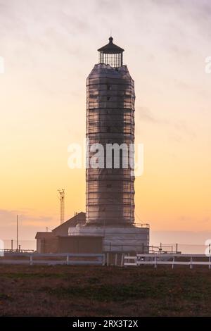 Sonnenuntergang am Point Arena Lighthouse auf der Halbinsel Point Arena an der felsigen Pazifikküste von Nordkalifornien. Der ursprüngliche Point Arena Lightho Stockfoto