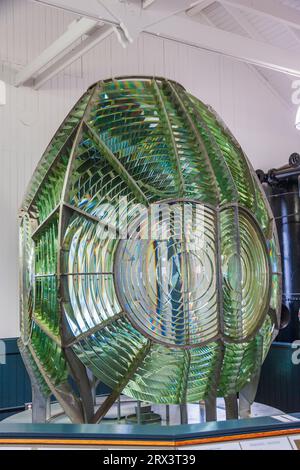 Fresnel Lens im Museum am Point Arena Lighthouse an der pazifikküste im Norden Kaliforniens. Der ursprüngliche Leuchtturm wurde 1870 fertiggestellt. Stockfoto