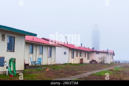 Die Keepers's Quarters und der Leuchtturm im frühen Morgennebel am Point Arena Lighthouse an der felsigen pazifikküste von Nordkalifornien. Stockfoto