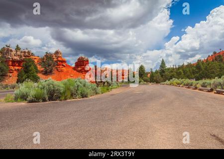 Red Rock Canyon Scenic Highway 12 in Dixie National Forest in Utah. Diese Schlucht ist nur wenige Kilometer vom Eingang zum Bryce Canyon National Park Stockfoto