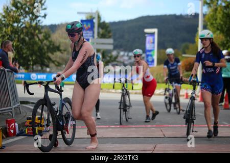 Pontevedra, Spanien. September 2023. Pontevedra, Spanien, 22. September 2023: Ein Triathlet, der bei den Triathlon-Weltmeisterschaften 2023 Age Group Super Sprint Triathlon am 22. September 2023 in Pontevedra, Spanien, übergeht. (Foto: Alberto Brevers/Pacific Press) Credit: Pacific Press Media Production Corp./Alamy Live News Stockfoto