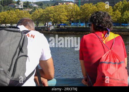 Pontevedra, Spanien. September 2023. Pontevedra, Spanien, 22. September 2023: Zwei Fans beobachten das Schwimmen während der Triathlon-Weltmeisterschaften 2023 Age Group Super Sprint Triathlon am 22. September 2023 in Pontevedra, Spanien. (Foto: Alberto Brevers/Pacific Press) Credit: Pacific Press Media Production Corp./Alamy Live News Stockfoto