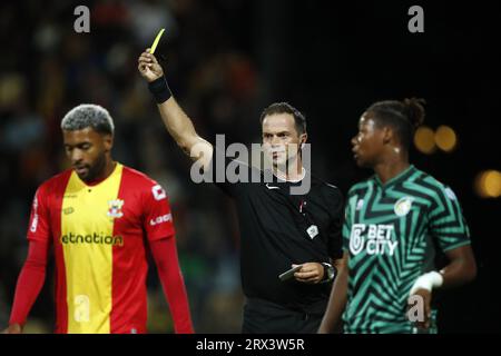 DEVENTER - (l-r) Sylla Sau von Go Ahead Eagles, Schiedsrichter Bas Nijhuis, Tijjani Noslin von Fortuna Sittard während des niederländischen Eredivisie-Spiels zwischen Go Ahead Eagles und Fortuna Sittard in de Adelaarshorst am 22. September 2023 in Deventer, Niederlande. ANP BART STOUTJESDIJK Stockfoto