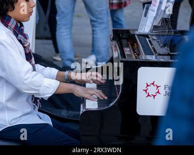 Madrid, Spanien. September 2023. Die Initiative „Ihre Stadt erfüllt sich mit Klavieren“, die Menschen spielen Klaviere auf der Straße. Jesus-Serra-Stiftung. Stockfoto