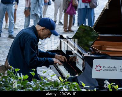 Madrid, Spanien. September 2023. Die Initiative „Ihre Stadt erfüllt sich mit Klavieren“, die Menschen spielen Klaviere auf der Straße. Jesus-Serra-Stiftung. Stockfoto