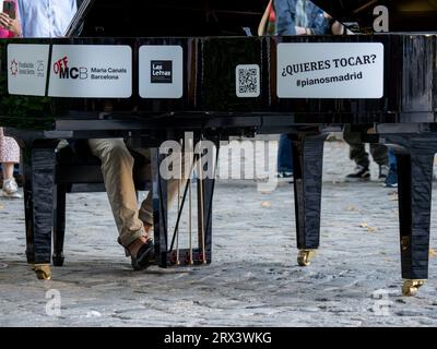 Madrid, Spanien. September 2023. Die Initiative „Ihre Stadt erfüllt sich mit Klavieren“, die Menschen spielen Klaviere auf der Straße. Jesus-Serra-Stiftung. Stockfoto