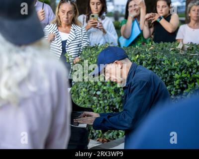 Madrid, Spanien. September 2023. Die Initiative „Ihre Stadt erfüllt sich mit Klavieren“, die Menschen spielen Klaviere auf der Straße. Jesus-Serra-Stiftung. Stockfoto