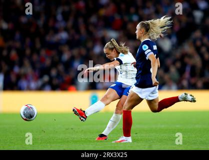 Der Engländer Georgia Stanway versucht beim UEFA Women's Nations League-Spiel der Gruppe A1 im Stadion des Lichts in Sunderland einen Torschuss. Bilddatum: Freitag, 22. September 2023. Stockfoto