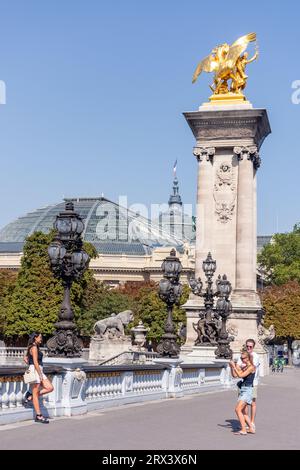 Prunkvolle Brücke Pont Alexandre III, 8. Arrondissement, Paris, Île-de-France, Frankreich Stockfoto